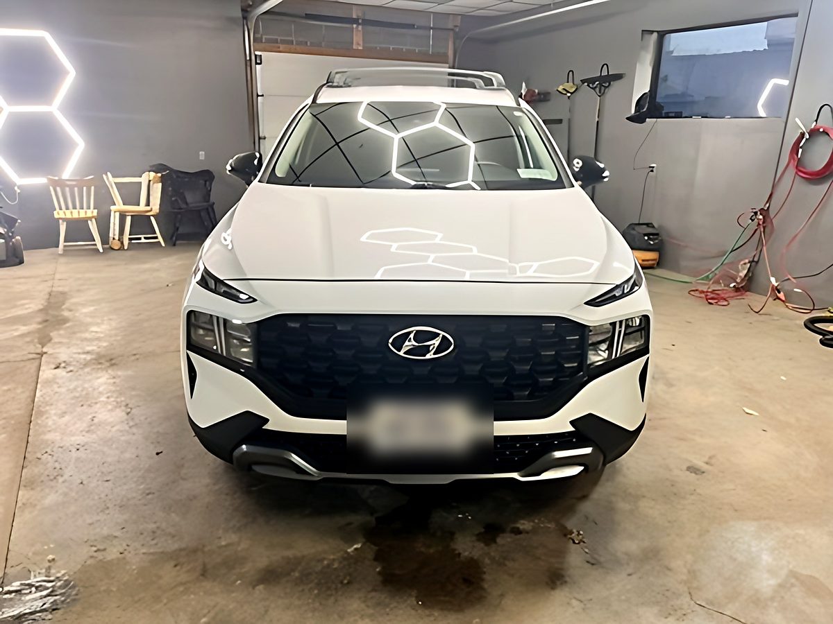 White Hyundai Santa Fe