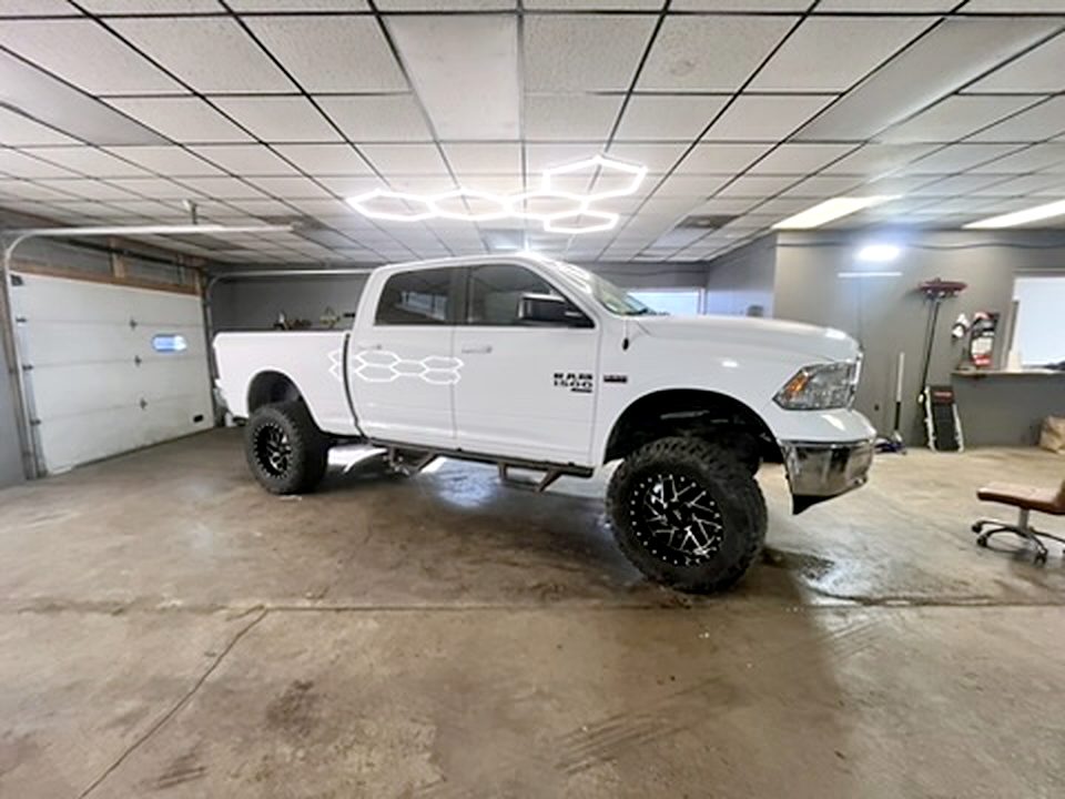 Ceramic-coated white lifted Ram