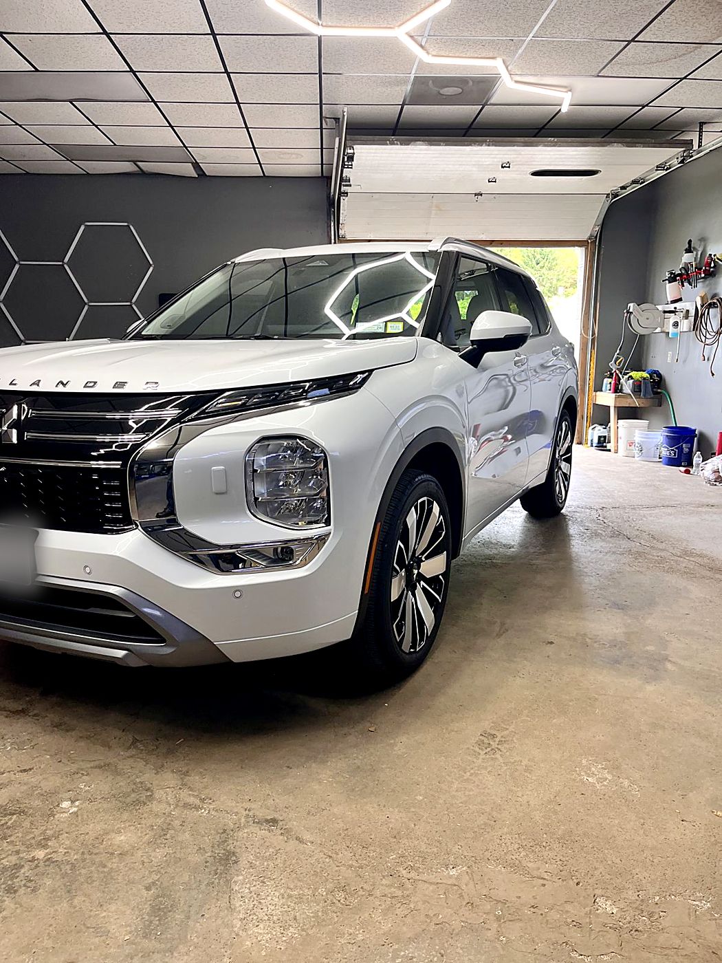 White Mitsubishi Outlander